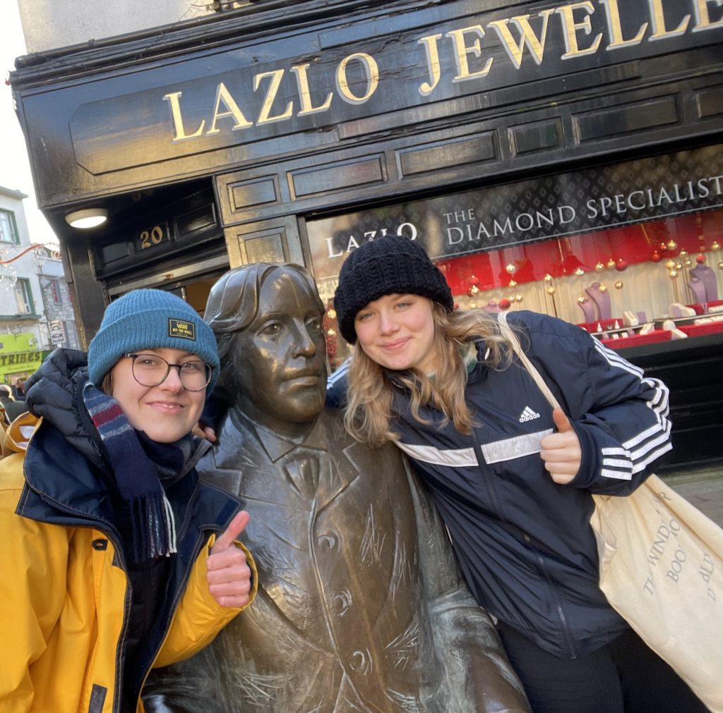 Ronja (rechts) mit einer Freundin bei der Oscar-Wilde-Statue in Galway